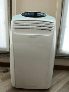 eine weiße Klimaanlage auf dem Boden in der Unterkunft Ampio monolocale vicino al lungolago di Lecco in Lecco