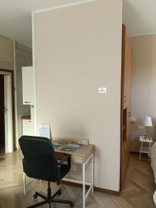 einen Schreibtisch mit einem Stuhl und einem Computer darauf in der Unterkunft Ampio monolocale vicino al lungolago di Lecco in Lecco + 45 Fotos