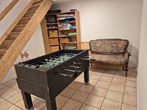 a ping pong table and a chair in a room at Værelse til leje 7 in Hørve