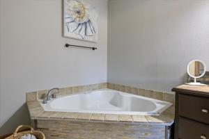 Fotografie z fotogalerie ubytování Lakefront Family Retreat w/ Views, Boat Slip v destinaci Barnumton + 68 fotografií