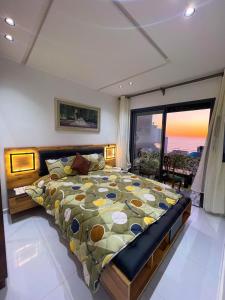 a bedroom with a bed with a view of the ocean at Belle appartement a mahdia plage in Kenitra