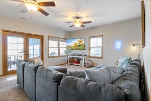 TV a/nebo společenská místnost v ubytování Lakefront Family Retreat w/ Views, Boat Slip