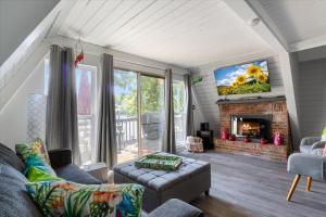 Χώρος καθιστικού στο Pet Friendly A Frame w/ Private Dock & Great Lake Views