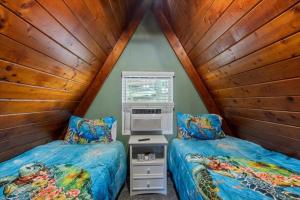 Ένα ή περισσότερα κρεβάτια σε δωμάτιο στο Pet Friendly A Frame w/ Private Dock & Great Lake Views