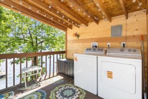 Η κουζίνα ή μικρή κουζίνα στο Pet Friendly A Frame w/ Private Dock & Great Lake Views