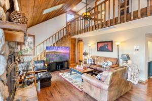 Galeriebild der Unterkunft Cozy Digs Lake Lodge w/ 2 Decks, Game Room, Private Dock & Boat Slip in Osage Beach
