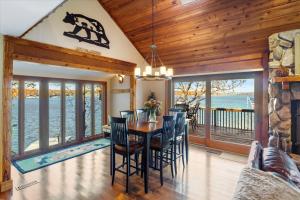 Galeriebild der Unterkunft Cozy Digs Lake Lodge w/ 2 Decks, Game Room, Private Dock & Boat Slip in Osage Beach