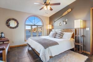 Galeriebild der Unterkunft Cozy Digs Lake Lodge w/ 2 Decks, Game Room, Private Dock & Boat Slip in Osage Beach