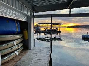 Galeriebild der Unterkunft Cozy Digs Lake Lodge w/ 2 Decks, Game Room, Private Dock & Boat Slip in Osage Beach + 52 Fotos