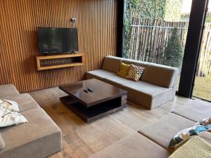 Et tv og/eller underholdning på House with a private pool in Bosque Norte