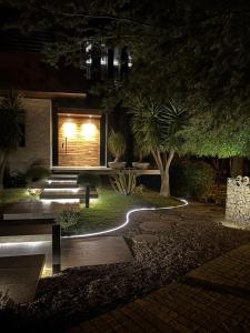 En have udenfor House with a private pool in Bosque Norte