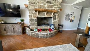 TV a/nebo společenská místnost v ubytování Kahokee Trail Lodge-Pedal Boat, and Nearby Restos