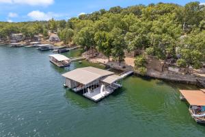 een luchtfoto van een dok aan een rivier met boten bij Sunrise, Wildlife & Paddle Boarding Awaits! in Sunrise Beach