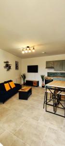 ein Wohnzimmer mit Sofa und Tisch in der Unterkunft Charmante maison à Denain en couple ou solo in Denain