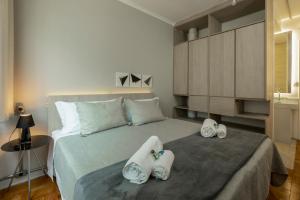 Un dormitorio con una cama grande con toallas. en Hotel 4 Living, en São Paulo 29 fotos más