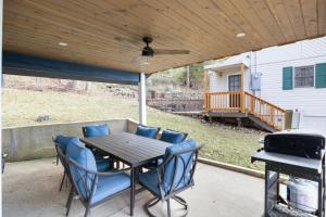 Balkón nebo terasa v ubytování Sunset & Lake Views, Outdoor Dining & Seats