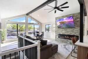 TV a/nebo společenská místnost v ubytování Firepit, Hot Tub, Games In & Out, Spacious