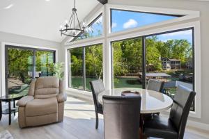 Posezení v ubytování Firepit, Hot Tub, Games In & Out, Spacious