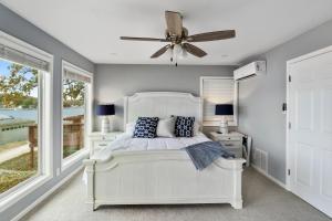 Postel nebo postele na pokoji v ubytování Sunset & Lake Views, Outdoor Dining & Seats