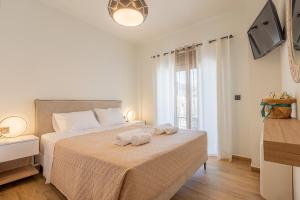 a bedroom with a bed with two towels on it at Marizaf house in Émbonas