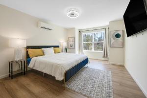 a bedroom with a bed and a large window at Elegant 2Story Bloomfield 3 Kings 2 Queens in Bloomfield