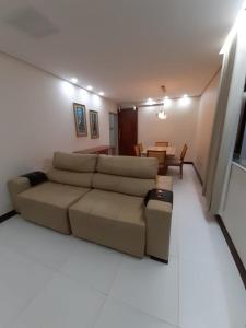 een woonkamer met een bank en een tafel bij Circuito dos Trios! in Água Boa