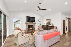 Televiisor ja/või meelelahutuskeskus majutusasutuses Stunner with Lake Mountain Views and Private Hot Tub