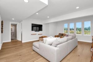 Televiisor ja/või meelelahutuskeskus majutusasutuses Stunner with Lake Mountain Views and Private Hot Tub