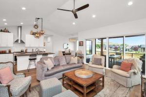 Istumisnurk majutusasutuses Stunner with Lake Mountain Views and Private Hot Tub