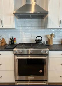 Köök või kööginurk majutusasutuses Stunner with Lake Mountain Views and Private Hot Tub +37 fotot