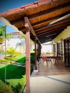 a patio with a wooden pergola and a table and chairs at La Casa de Don Lucho - Santa Cruz in Santa Cruz de la Sierra