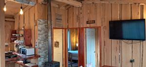 フタレウフにあるTambera Futaleufúの壁掛けテレビ付きの部屋 +8枚の写真