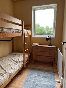 Munka-LjungbyにあるCabin within walking distance of Västersjönの二段ベッド2台と窓のある寝室
