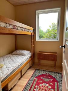 Munka-LjungbyにあるCabin within walking distance of Västersjönの二段ベッドと窓のある寝室
