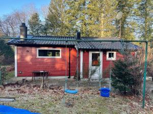 Munka-LjungbyにあるCabin within walking distance of Västersjönの赤い家