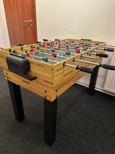 een grote houten tafelvoetbaltafel met bij Vila Vlčí Hora in Krásná Lípa