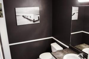 Ένα μπάνιο στο Close to Kingston Downtown +63 φωτογραφίες