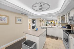 萨尼贝尔Pointe Santo B32 condo的一间设有白色橱柜和天花板的大厨房