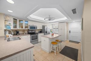 萨尼贝尔Pointe Santo B32 condo的带白色橱柜和台面的大厨房