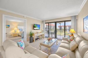 萨尼贝尔Pointe Santo B32 condo的带沙发和电视的客厅