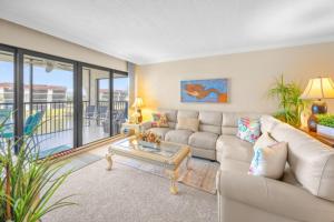 萨尼贝尔Pointe Santo B32 condo的客厅里有一张沙发和一张桌子。 更多58张照片