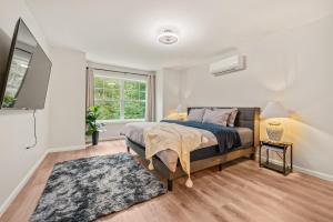 Postel nebo postele na pokoji v ubytování Spacious House with King Beds in Prime Location