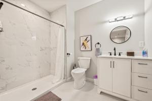 Koupelna v ubytování Spacious House with King Beds in Prime Location + 39 fotografií