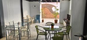 a room with two tables and chairs and a wall at Pacasmayo Surf Las Torres in Pacasmayo