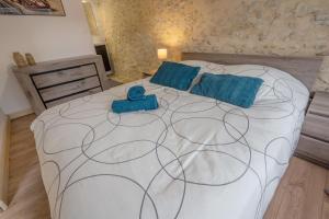 Postel nebo postele na pokoji v ubytování Festiv'Mans72 - Le Four à pain - Parking - Wifi - Circuit des 24h du Mans à 7 min