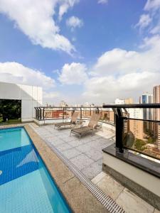 patio na dachu z basenem w budynku w obiekcie Suíte Particular no Transamerica Executive Faria Lima w São Paulo
