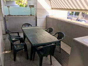 ロアーノにあるPalm Grove Houseのカウンター付きレストラン