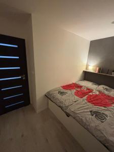 Postel nebo postele na pokoji v ubytování Apartmánový byt VYHNE + 4 fotografie