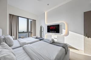 Postel nebo postele na pokoji v ubytování Elegant High-Rise Escape with sea view by SoleaStay