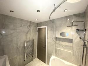 Koupelna v ubytování Tooting Stays + 8 fotografií